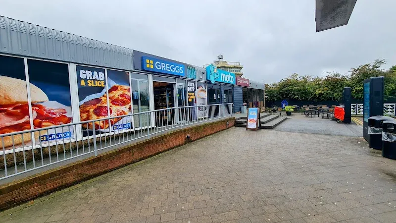 Greggs Bay Horse M6 South, Between J32/33 Moto Main Building South White Carr Lane